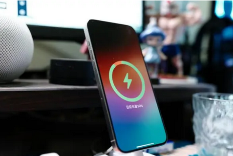镶黄苹果15换屏服务分享用什么充电器给iPhone15充电更好 